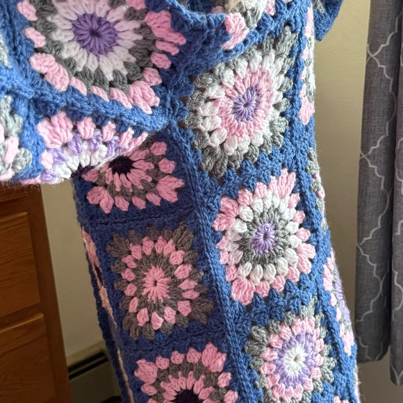 New women's crochet handmade xl granny square longer cardigan with buttons - Picture 5 of 13